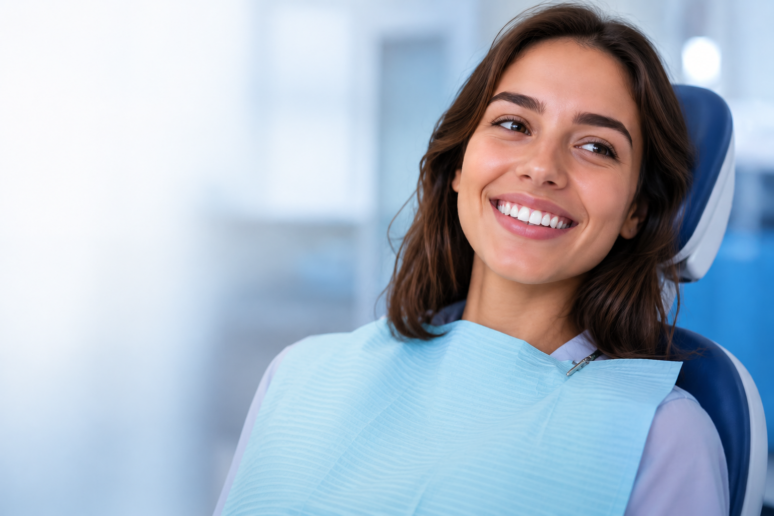 Paciente sonriendo en consulta dental